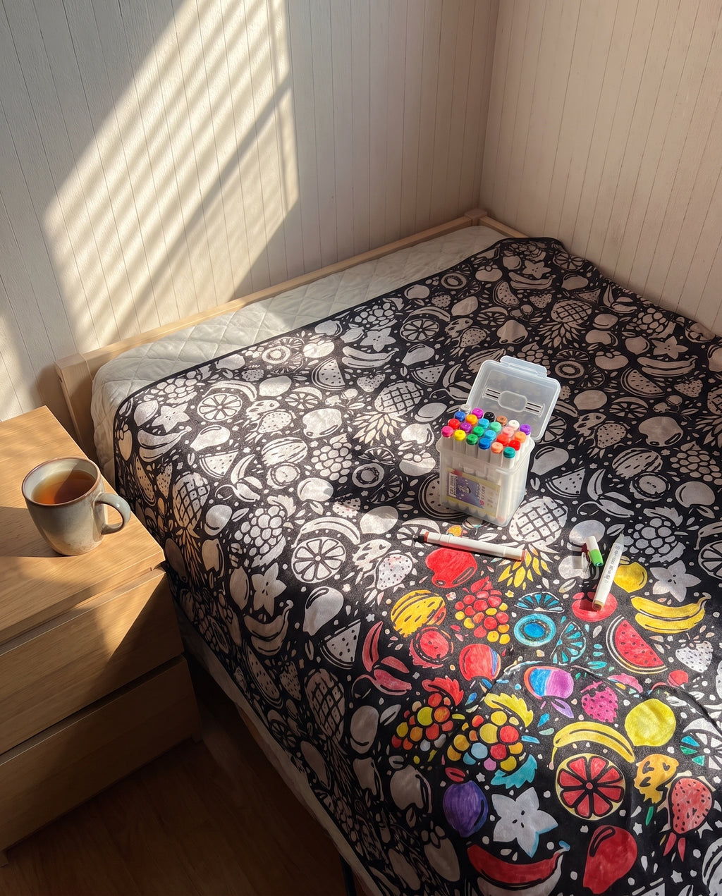 Coperta da colorare Frutta sul letto al mattino, in parte colorata