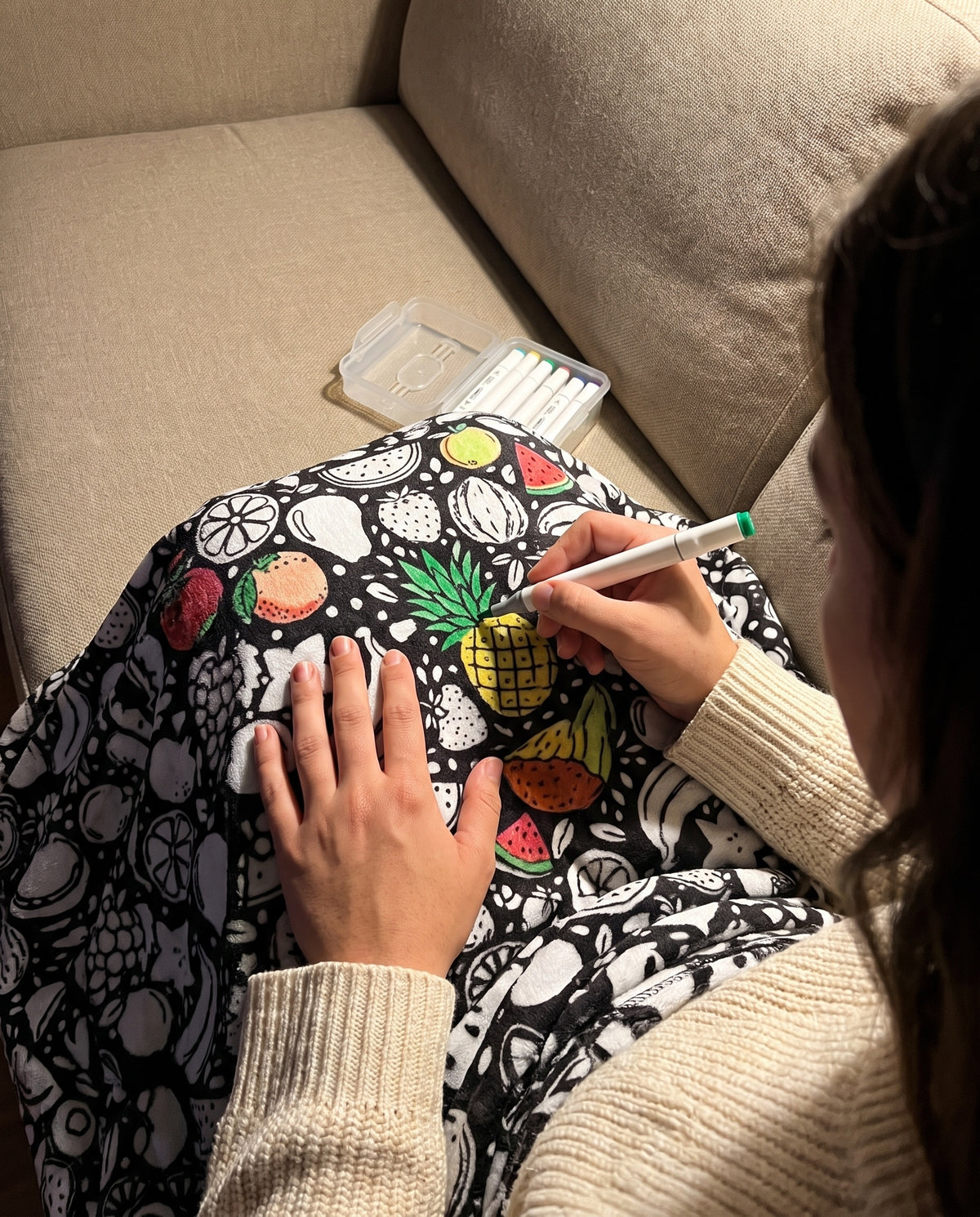 Colorare la coperta Frutta sul divano la sera